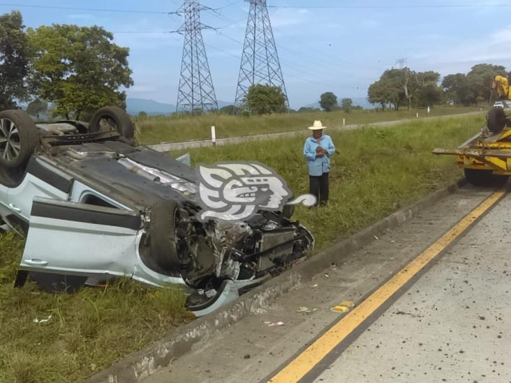 Vuelca camioneta en autopista Córdoba-Veracruz; hay 3 lesionados