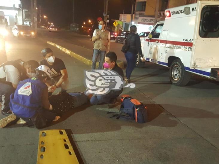 Motociclistas chocan contra auto en Jardines de Xalapa