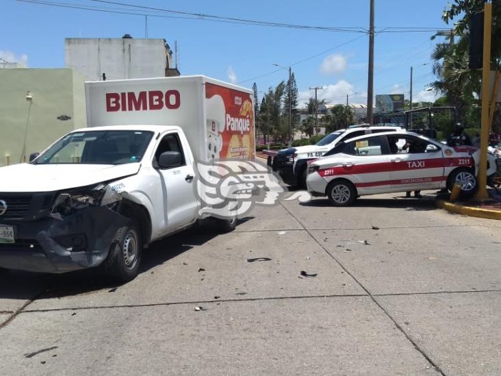 Camioneta de Bimbo impacta taxi en Coatzacoalcos