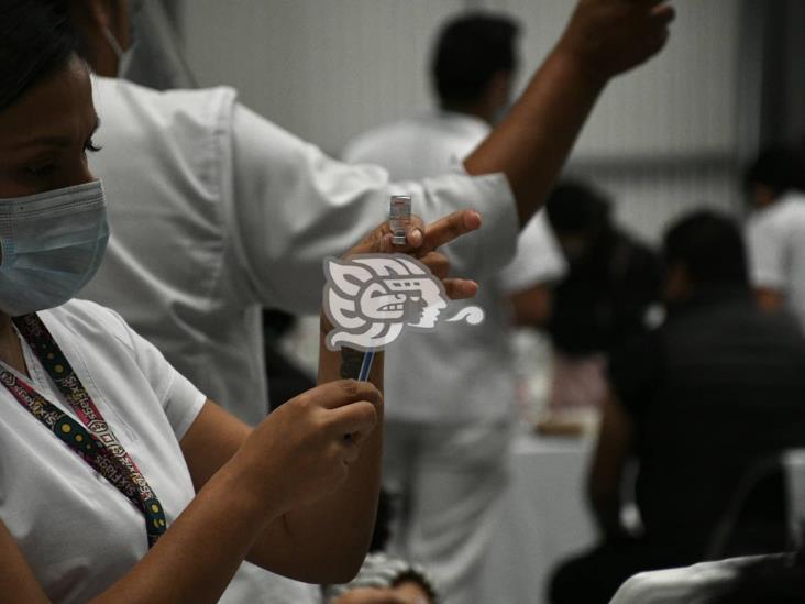 Treintañeros de Xalapa acuden a vacunarse contra la COVID-19