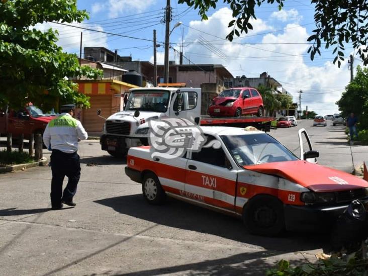 Conductor de taxi resultó lesionado tras chocar contra grúa en Acayucan