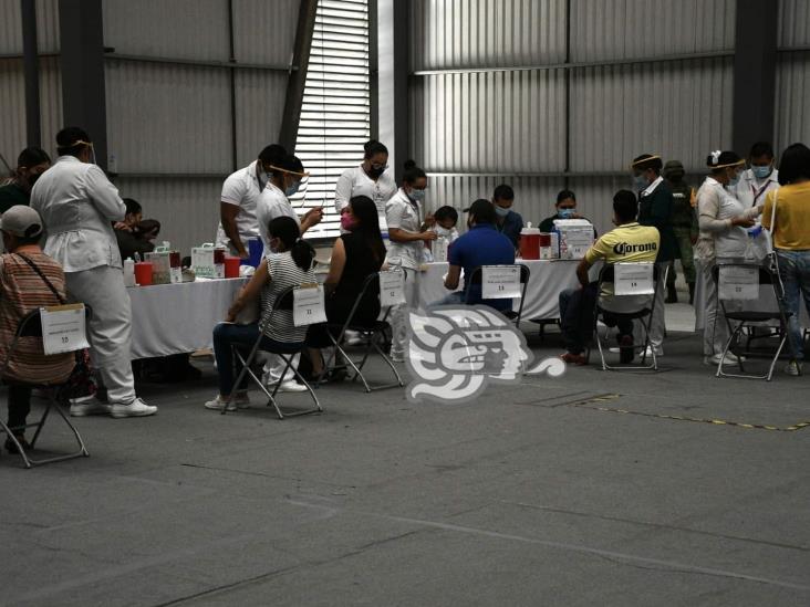 Treintañeros de Xalapa acuden a vacunarse contra la COVID-19