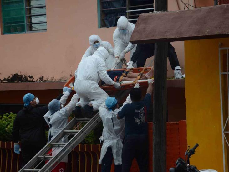 Hombre contagiado de COVID-19 es rescatado de su vivienda en Veracruz