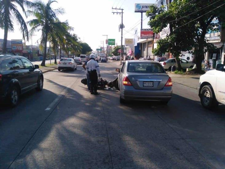 Se registra accidente entre motociclista y vehículo particular; deja un herido