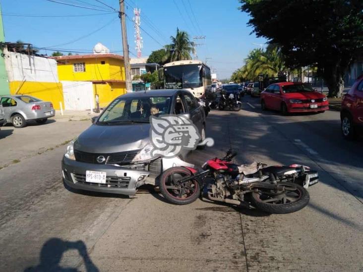 Se registra accidente entre motociclista y vehículo particular; deja un herido