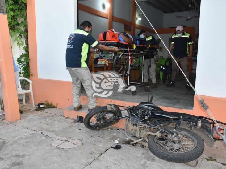 Joven motociclista derrapa y termina adentro de fonda en Acayucan