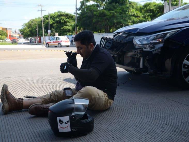 Motociclista es impactado por vehículo en calles de Veracruz