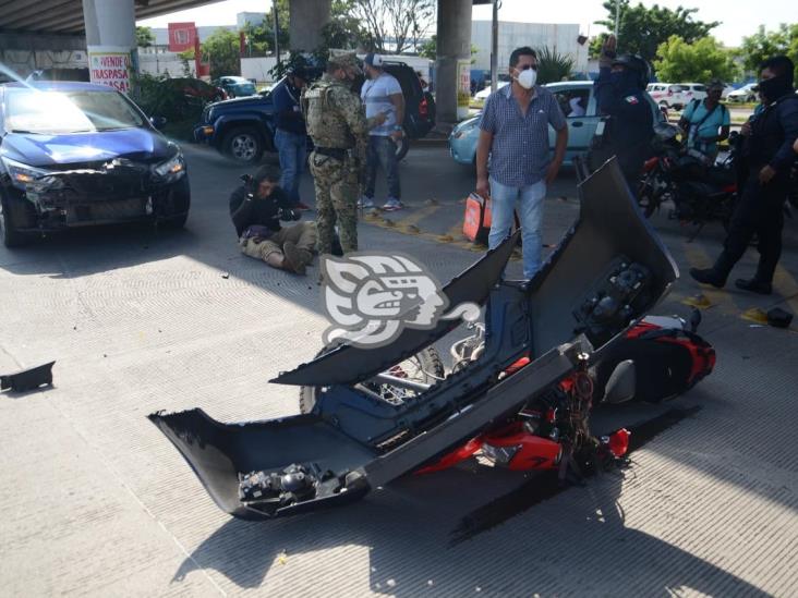 Motociclista es impactado por vehículo en calles de Veracruz