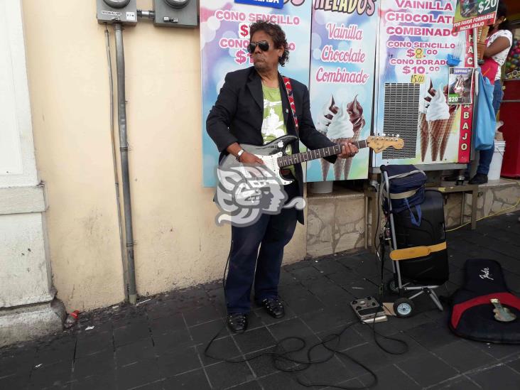 Abraham llena de vida las calles de Xalapa al ritmo de Blues y Rock and Roll