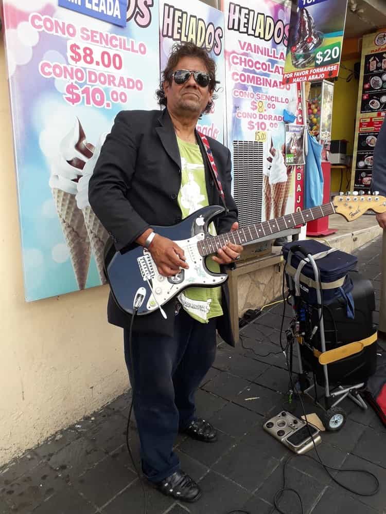 Abraham llena de vida las calles de Xalapa al ritmo de Blues y Rock and Roll