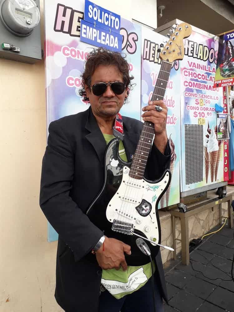 Abraham llena de vida las calles de Xalapa al ritmo de Blues y Rock and Roll