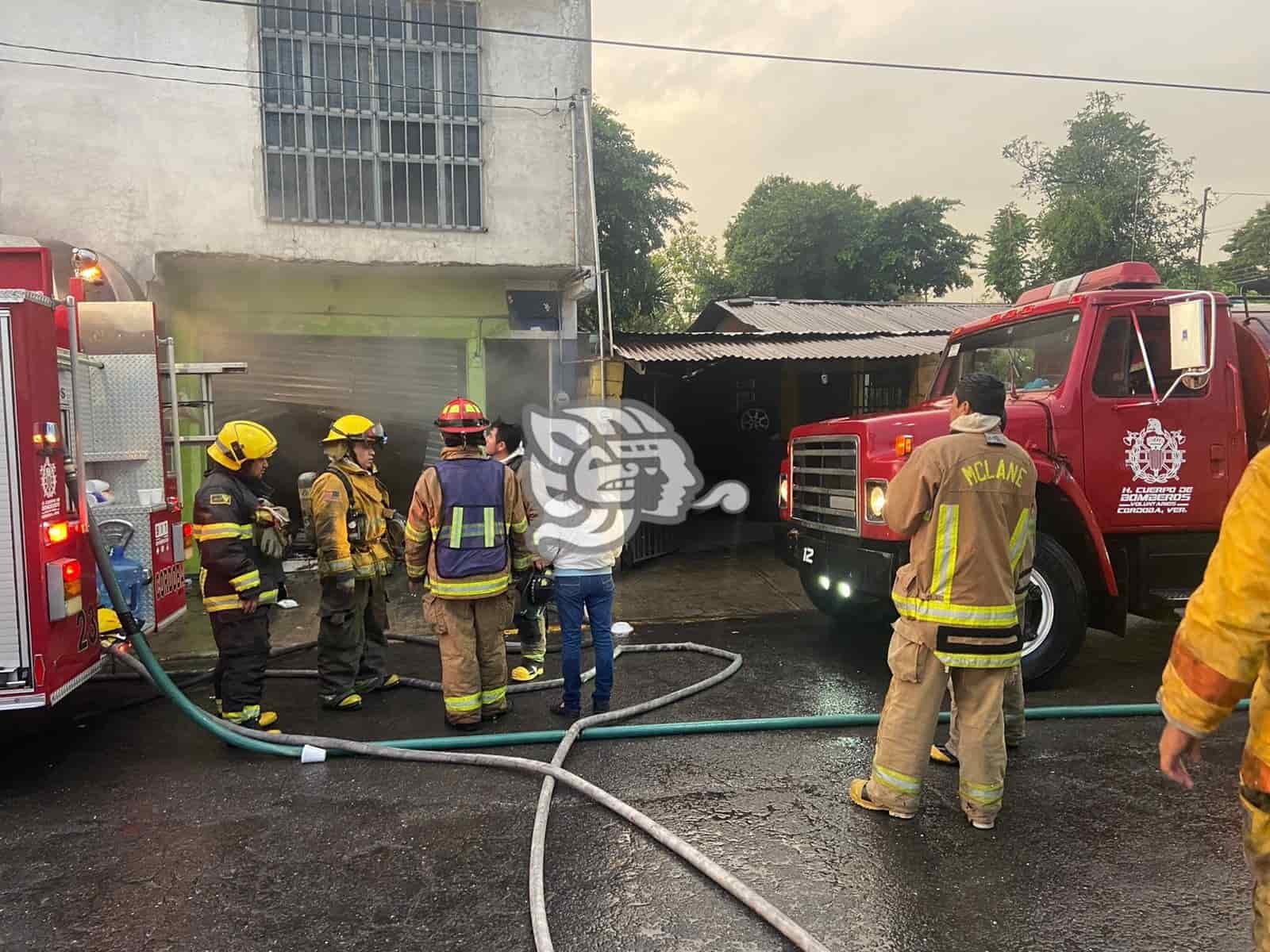 Se incendia negocio en localidad de Amatlán