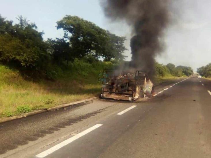 Se incendia camioneta sobre autopista Veracruz-Córdoba