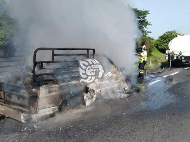 Se incendia camioneta sobre autopista Veracruz-Córdoba