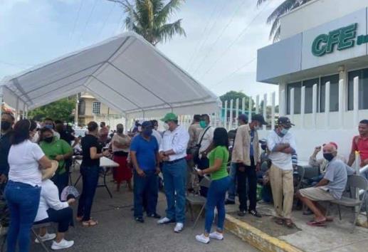 Trabajadores del ayuntamiento de Alvarado toman oficinas de CFE