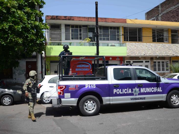 Solitario sujeto asalta con violencia refaccionaria en Veracruz