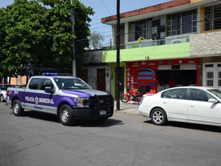 Solitario sujeto asalta con violencia refaccionaria en Veracruz
