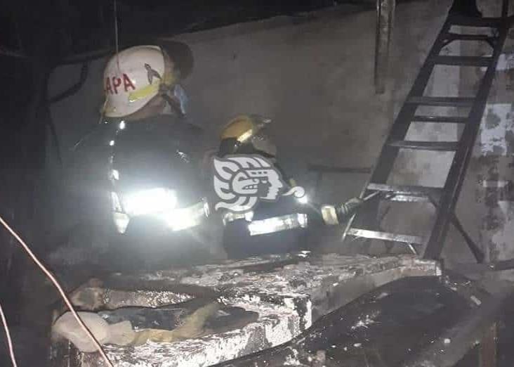 Se registra incendio en Plaza Ánimas; hay siete locales afectados