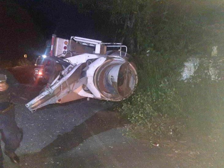 Vuelca revolvedora en carretera estatal Xalapa- Actopan