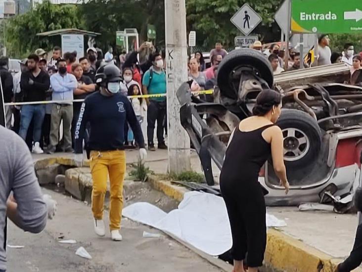 Una persona fallecida y 14 heridos tras volcadura en la Fortín-Huatulco