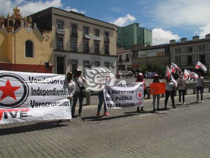 Vendedores ambulantes de Xalapa acusan acoso de inspectores, les quitan mercancía