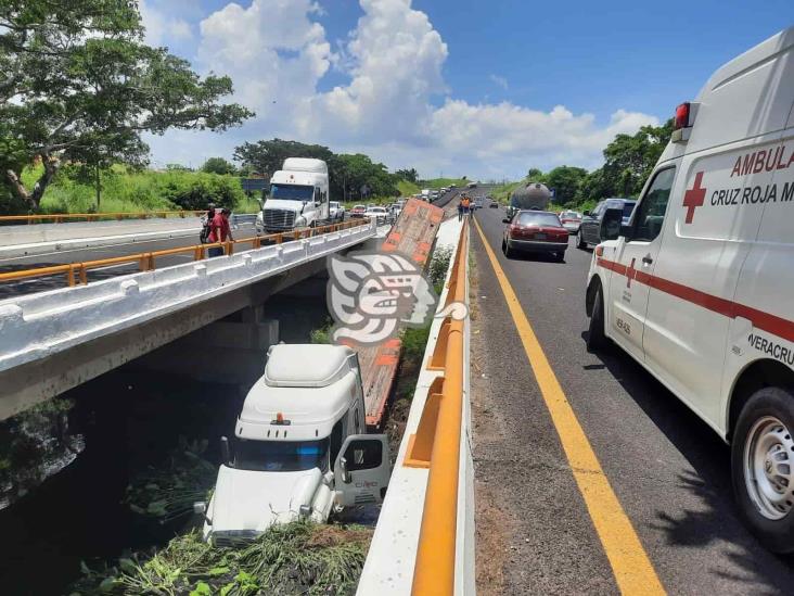Tráiler pierde el control y se sale del camino sobre autopista Cardel-Veracruz
