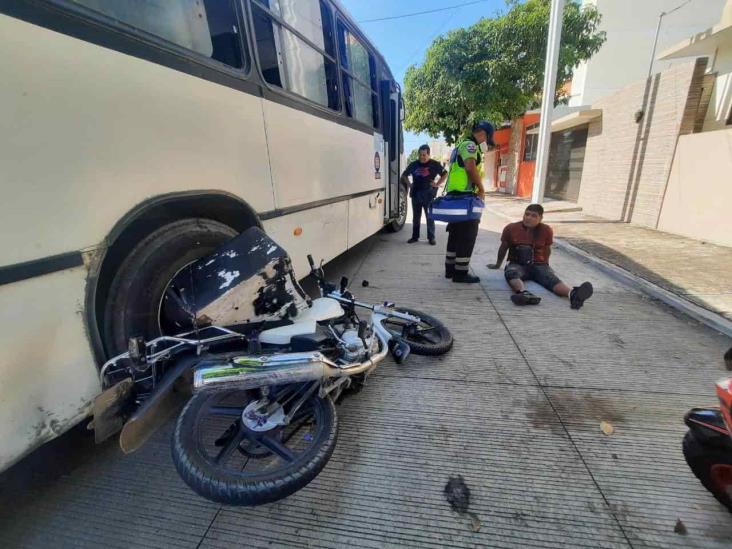 Repartidor queda lesionado tras ser arrollado por autobús de pasajeros