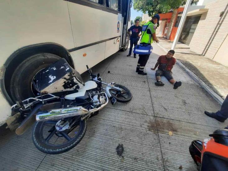 Repartidor queda lesionado tras ser arrollado por autobús de pasajeros