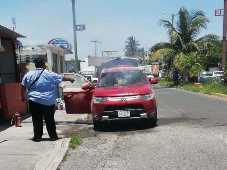 Se incendia camioneta particular en calles de Boca del Río