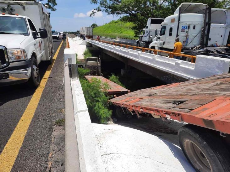 Tráiler pierde el control y se sale del camino sobre autopista Cardel-Veracruz