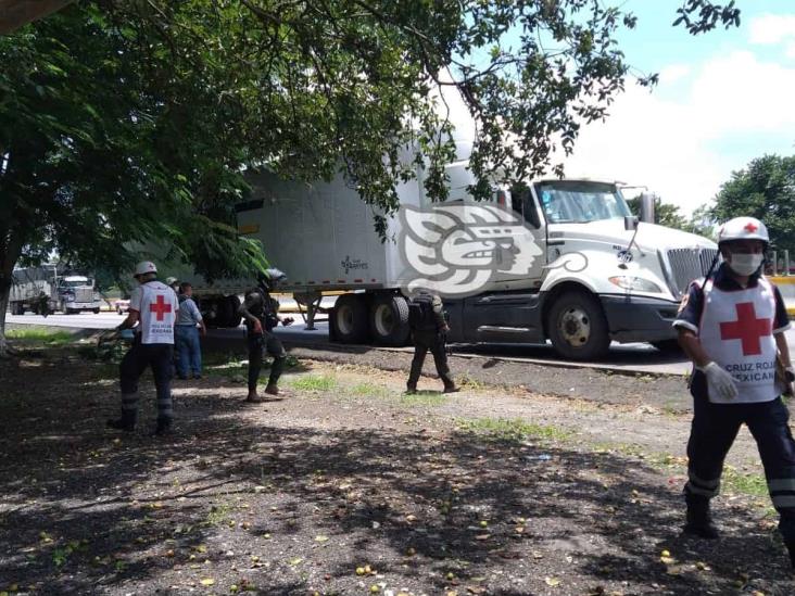 Aseguran tráiler con 67 migrantes sobre la Córdoba-Orizaba