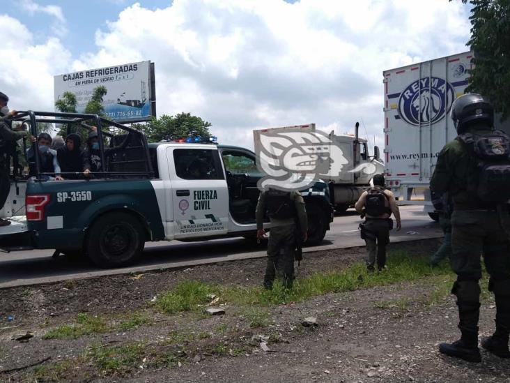 Aseguran tráiler con 67 migrantes sobre la Córdoba-Orizaba