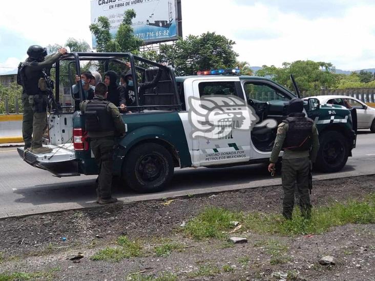 Aseguran tráiler con 67 migrantes sobre la Córdoba-Orizaba