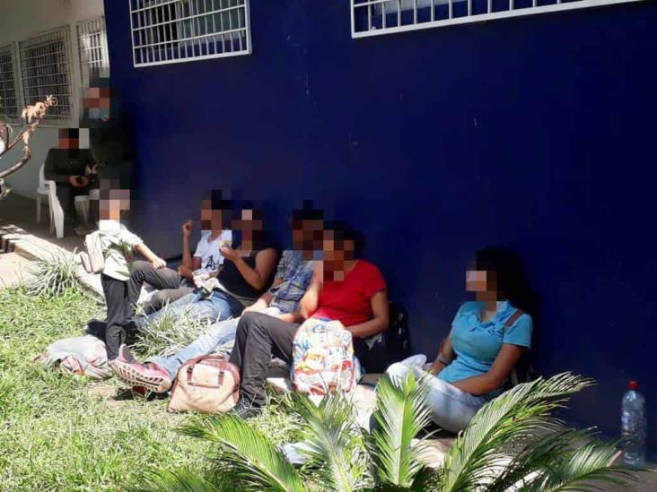 Aseguran tráiler con 67 migrantes sobre la Córdoba-Orizaba