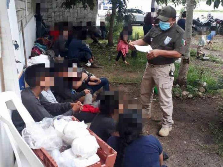 Aseguran tráiler con 67 migrantes sobre la Córdoba-Orizaba