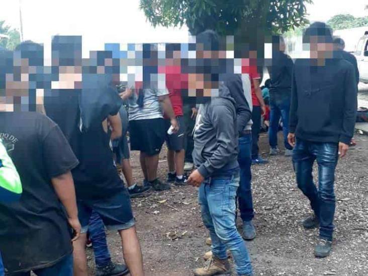 Aseguran tráiler con 67 migrantes sobre la Córdoba-Orizaba