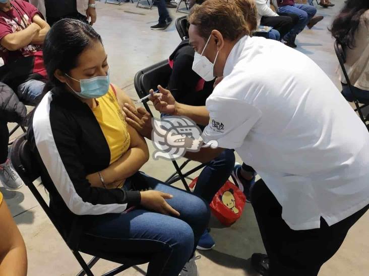 Inicia vacunación a sectores de 18 a 29 y 30 a 39 años en La Perla