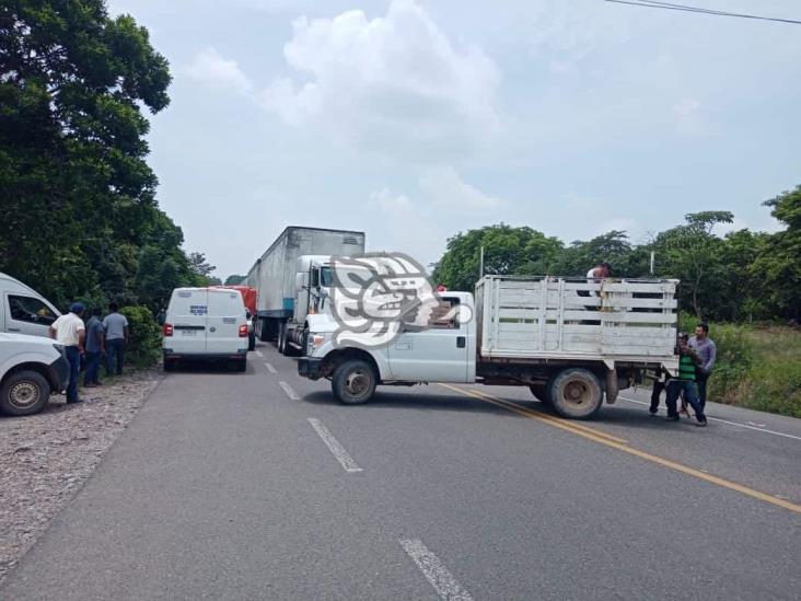 Mantienen bloqueo; sin paso de vehículos pesados al sur de Veracruz