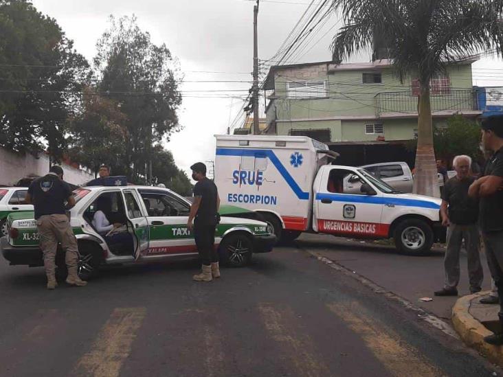 Choque entre taxi y camioneta deja lesionada a menor de 16 años, en Xalapa