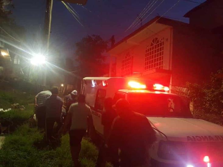 En Xalapa, paramédicos auxilian a hombre que cayó de casa de dos pisos