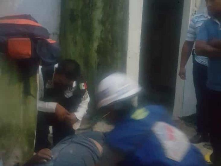 En Xalapa, paramédicos auxilian a hombre que cayó de casa de dos pisos