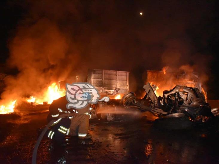 Incendio y volcadura de autobús paralizó autopista Cosoleacaque-La Tinaja