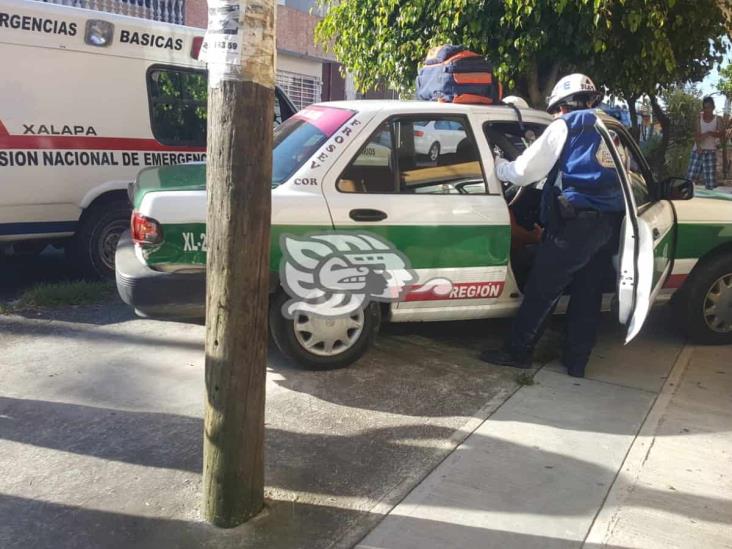 Dos autos y un taxi colisionan en colonia Progreso Macuiltépetl, en Xalapa