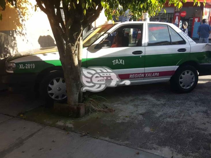 Dos autos y un taxi colisionan en colonia Progreso Macuiltépetl, en Xalapa