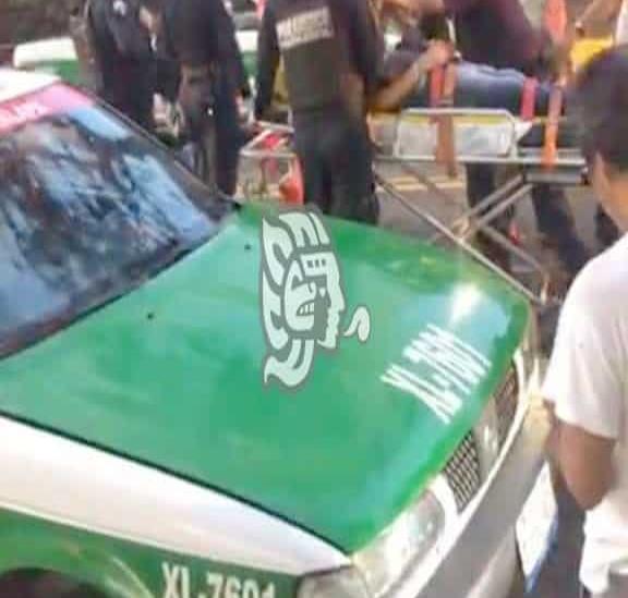 En Xalapa, pareja que viajaba en moto choca contra taxi en Ávila Camacho