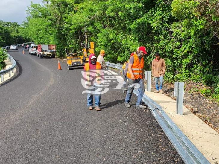 A punto de concluir trabajos de reencarpetado en carretera a Moloacán