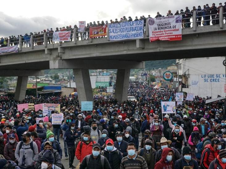 Miles exigen renuncia de presidente y fiscal de Guatemala