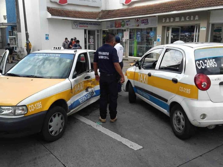 En Córdoba, choque entre taxis deja una persona herida