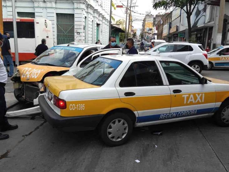 En Córdoba, choque entre taxis deja una persona herida