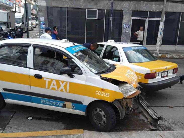 En Córdoba, choque entre taxis deja una persona herida